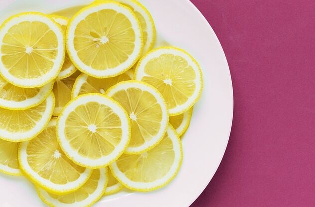 El limón contiene vitamina C, que es un potente estimulante. 